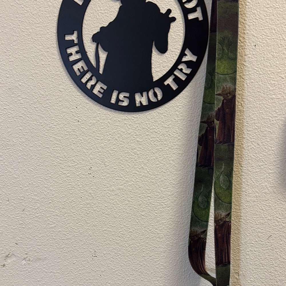 Vintage Star Wars Yoda lanyard. Great used condition. Squeeze clip separator.